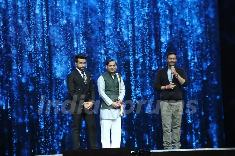 Ajay Devgn with Rithvik Dhanjani at Super Dancer