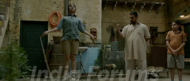 Still of Aamir Khan, Zaira Wasim and Suhani Bhatnagar from Dangal