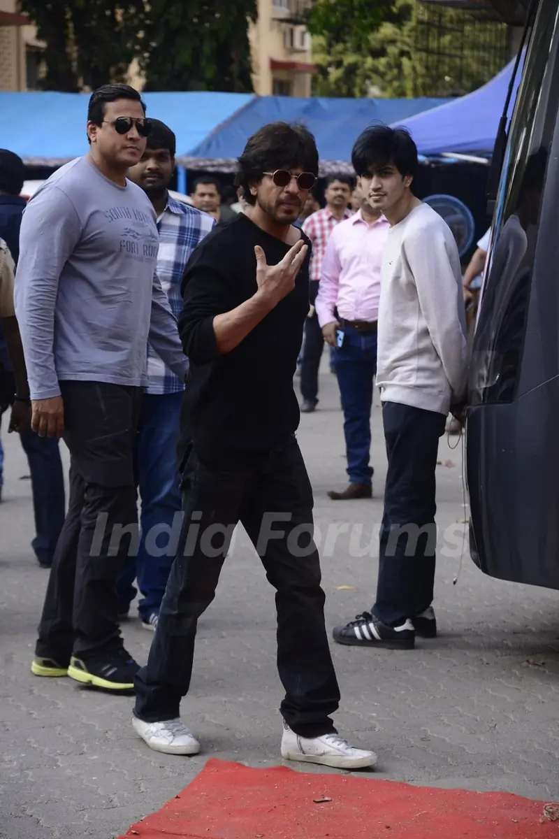 Shah Rukh Khan promotes 'Raaes'