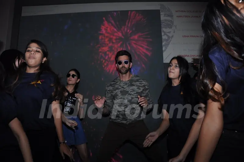 Hrithik Roshan and Yami Gautam grooves on beat during Promotion of 'Kaabil' at Mithibai College
