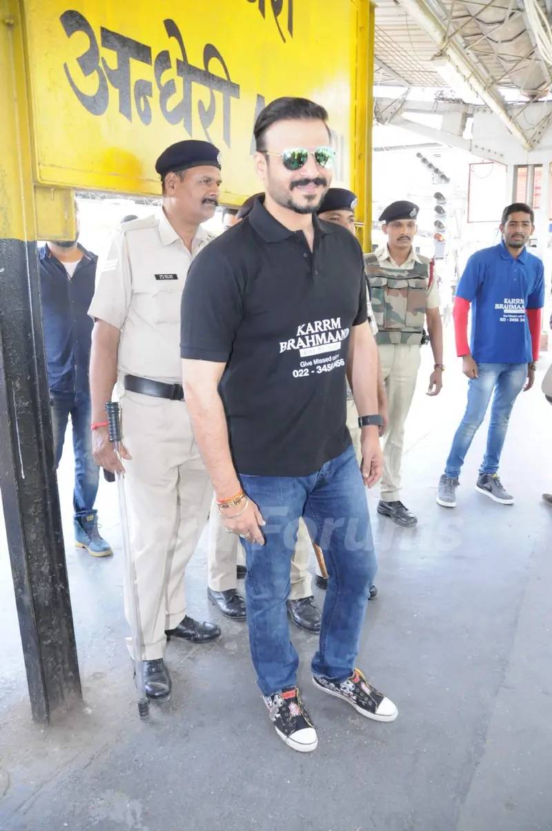 Vivek Oberoi takes a train journey to promote housing project Karrm Brahmaand!
