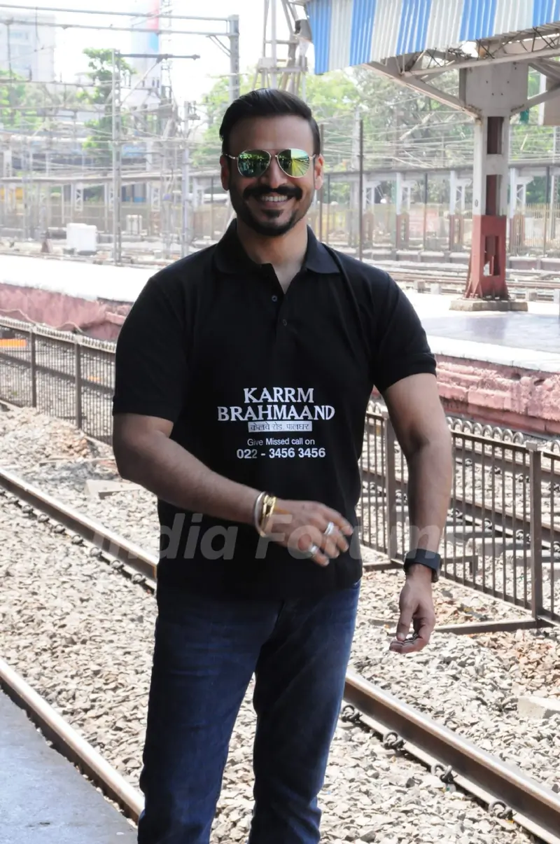 Vivek Oberoi takes a train journey to promote housing project Karrm Brahmaand!
