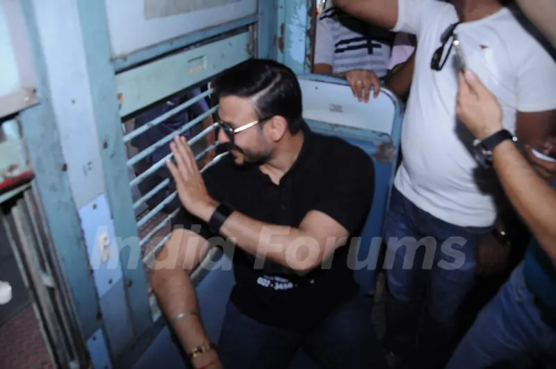 Vivek Oberoi takes a train journey to promote housing project Karrm Brahmaand!