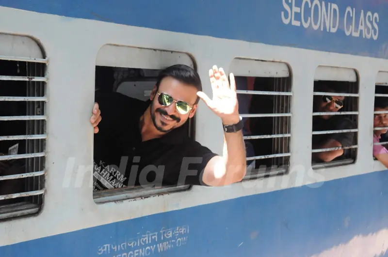 Vivek Oberoi takes a train journey to promote housing project Karrm Brahmaand!