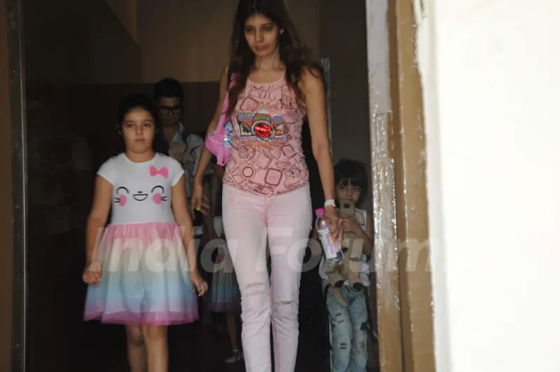 Akshay Kumar - Twinkle Khanna snapped with daughter Nitara