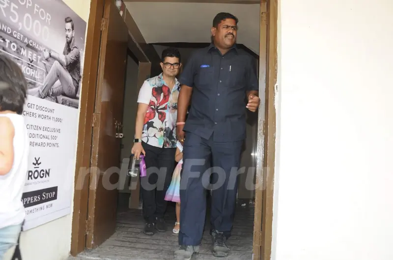 Akshay Kumar - Twinkle Khanna snapped with daughter Nitara