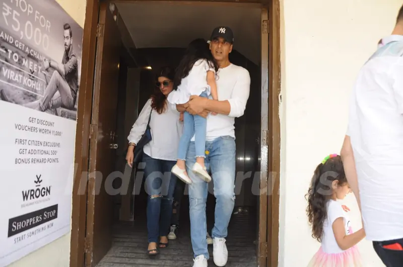 Akshay Kumar - Twinkle Khanna snapped with daughter Nitara