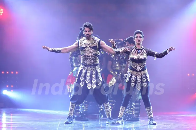 Divyanka Tripathi & Vivek Dahiya perform with 'V Company' on the sets of Nach Baliye 8