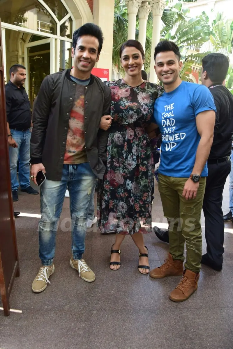 Tabu, Tusshar and Kunal pose together