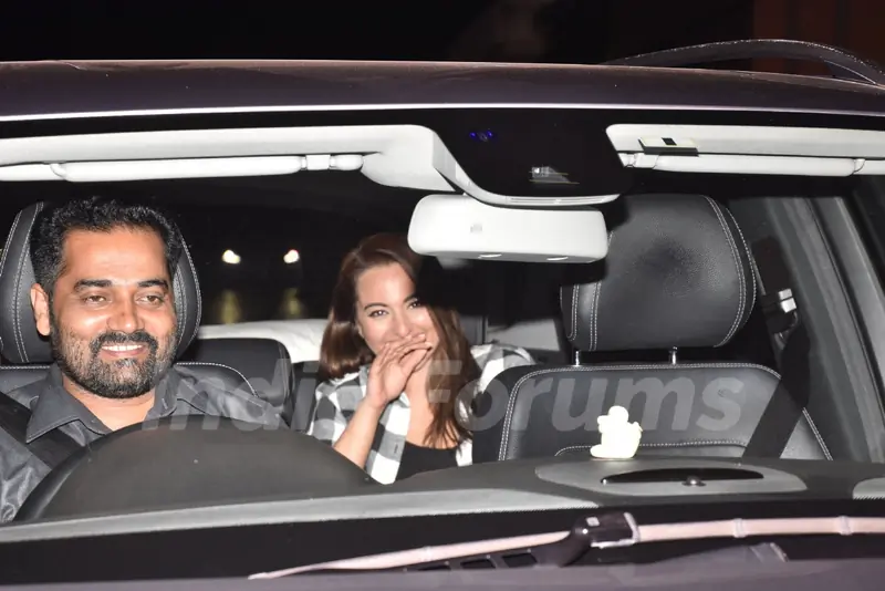 Sonakshi Sinha cannot hold her laughter