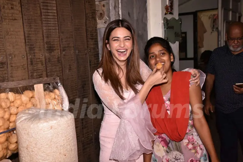 Kriti Kharbhanda is enjoying her pani-puri moment