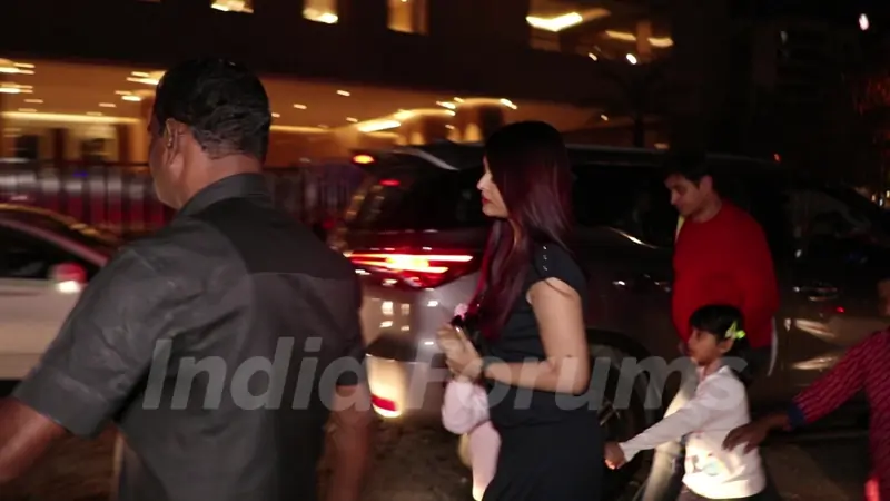 Aishwarya and Aardhya are in no MOOD to pose