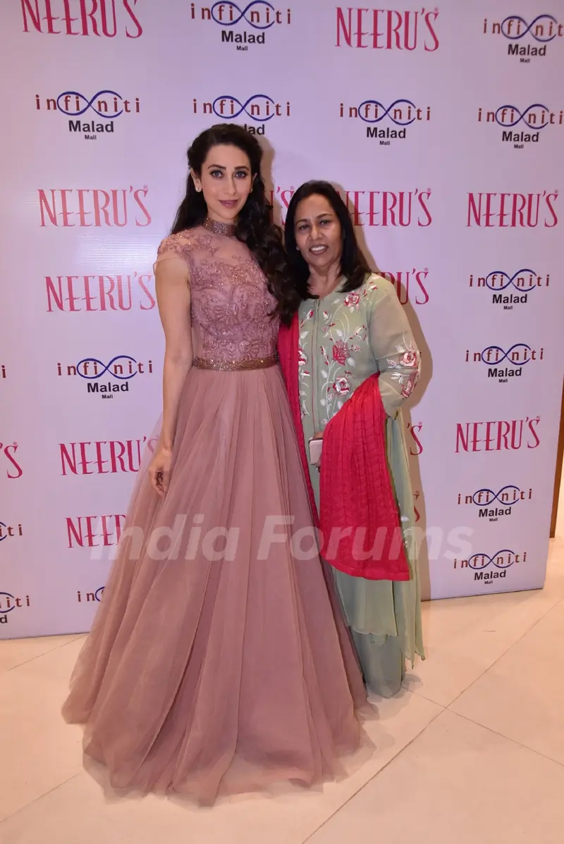 Karisma Kapoor's delightful appearance at a mall