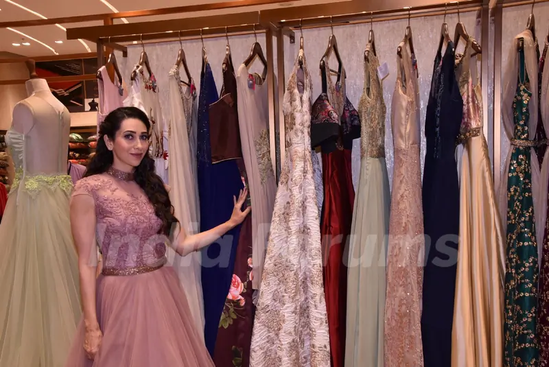 Karisma Kapoor's delightful appearance at a mall