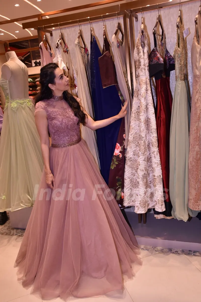 Karisma Kapoor's delightful appearance at a mall