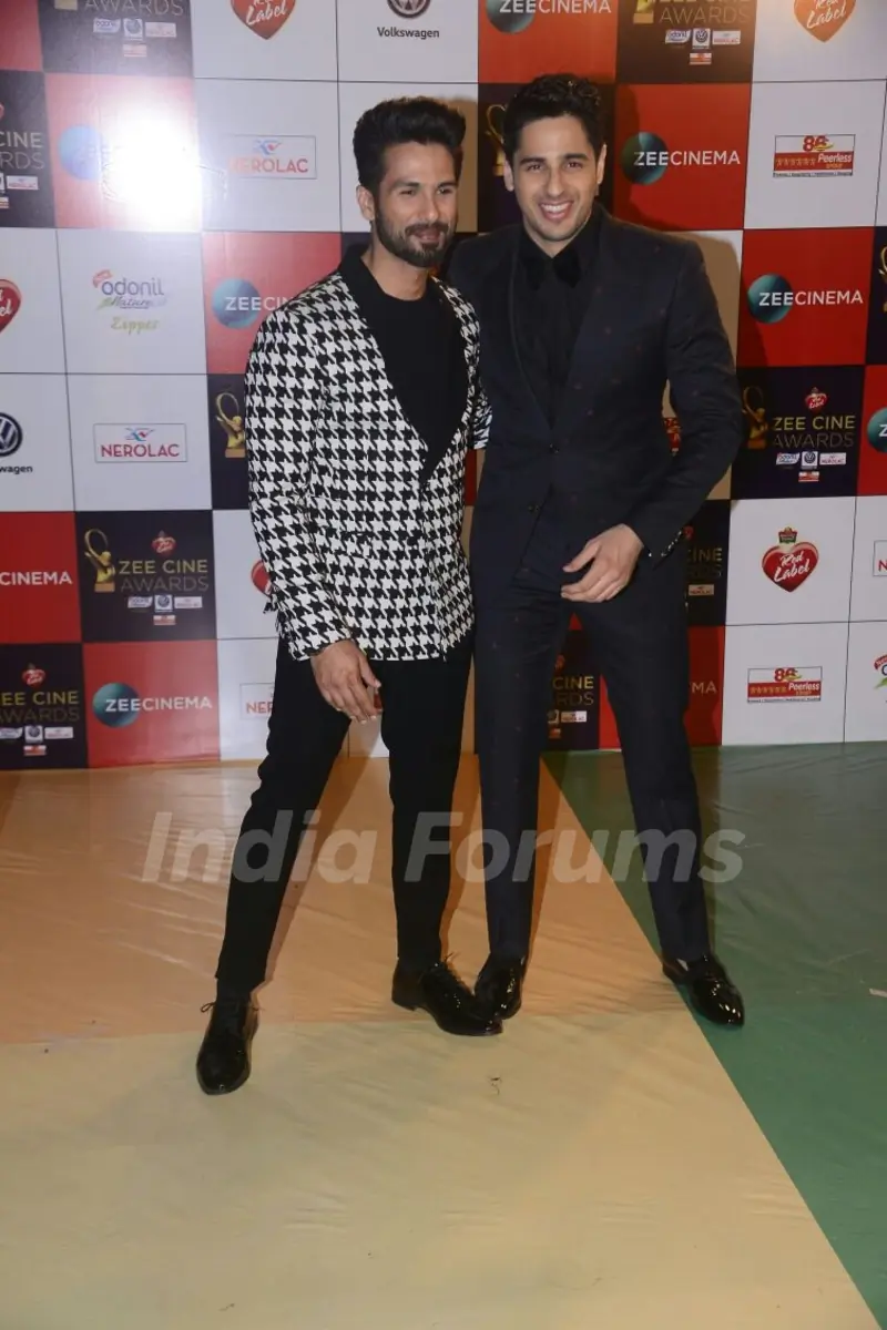 It's all smile for Shahid - Sidharth