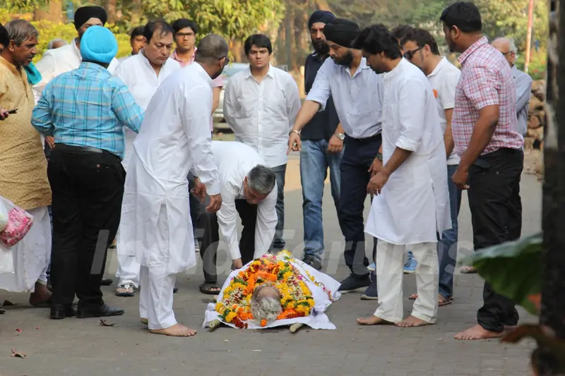 SRK, Abhishek Bachchan at Nikhil Dwivedi's Dad's Funeral