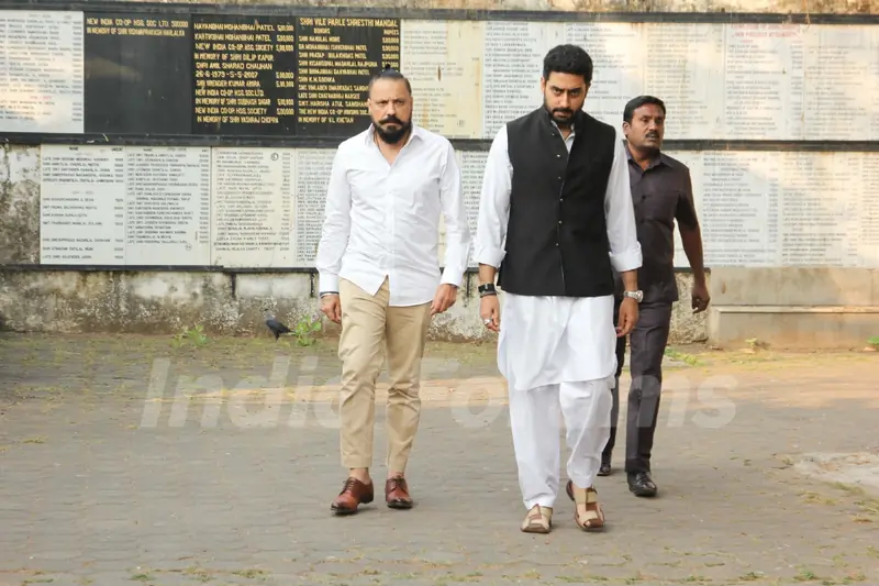 SRK, Abhishek Bachchan at Nikhil Dwivedi's Dad's Funeral