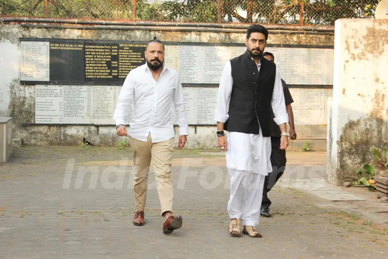 SRK, Abhishek Bachchan at Nikhil Dwivedi's Dad's Funeral