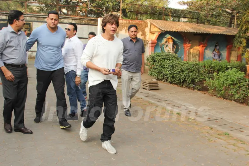 SRK, Abhishek Bachchan at Nikhil Dwivedi's Dad's Funeral