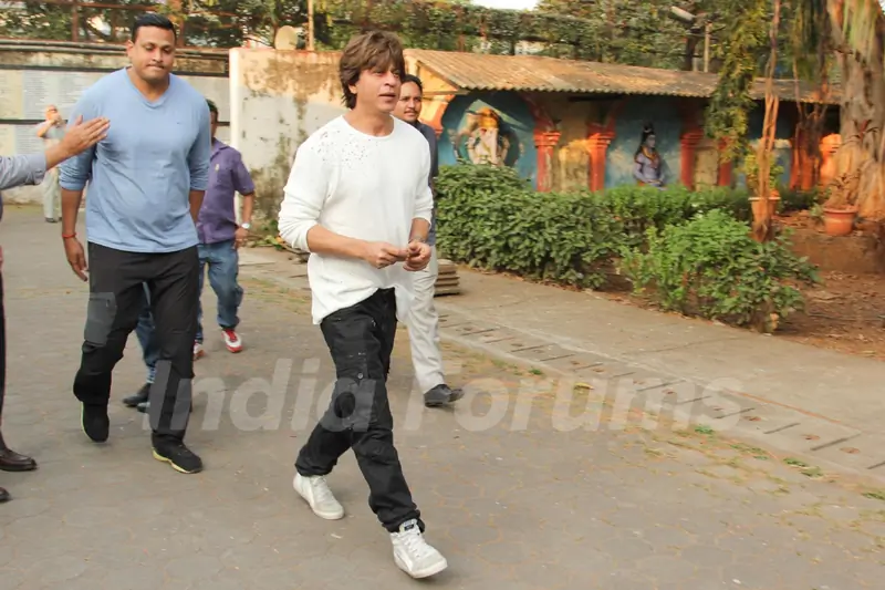 SRK, Abhishek Bachchan at Nikhil Dwivedi's Dad's Funeral