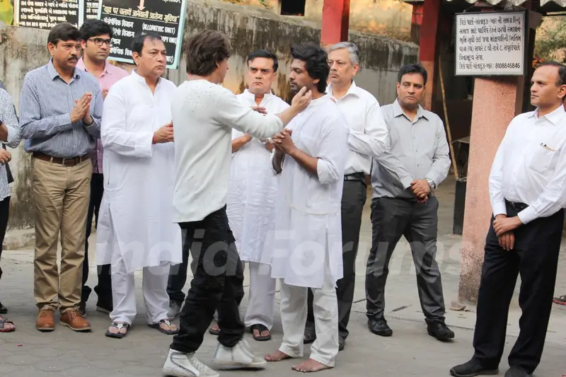 SRK, Abhishek Bachchan at Nikhil Dwivedi's Dad's Funeral