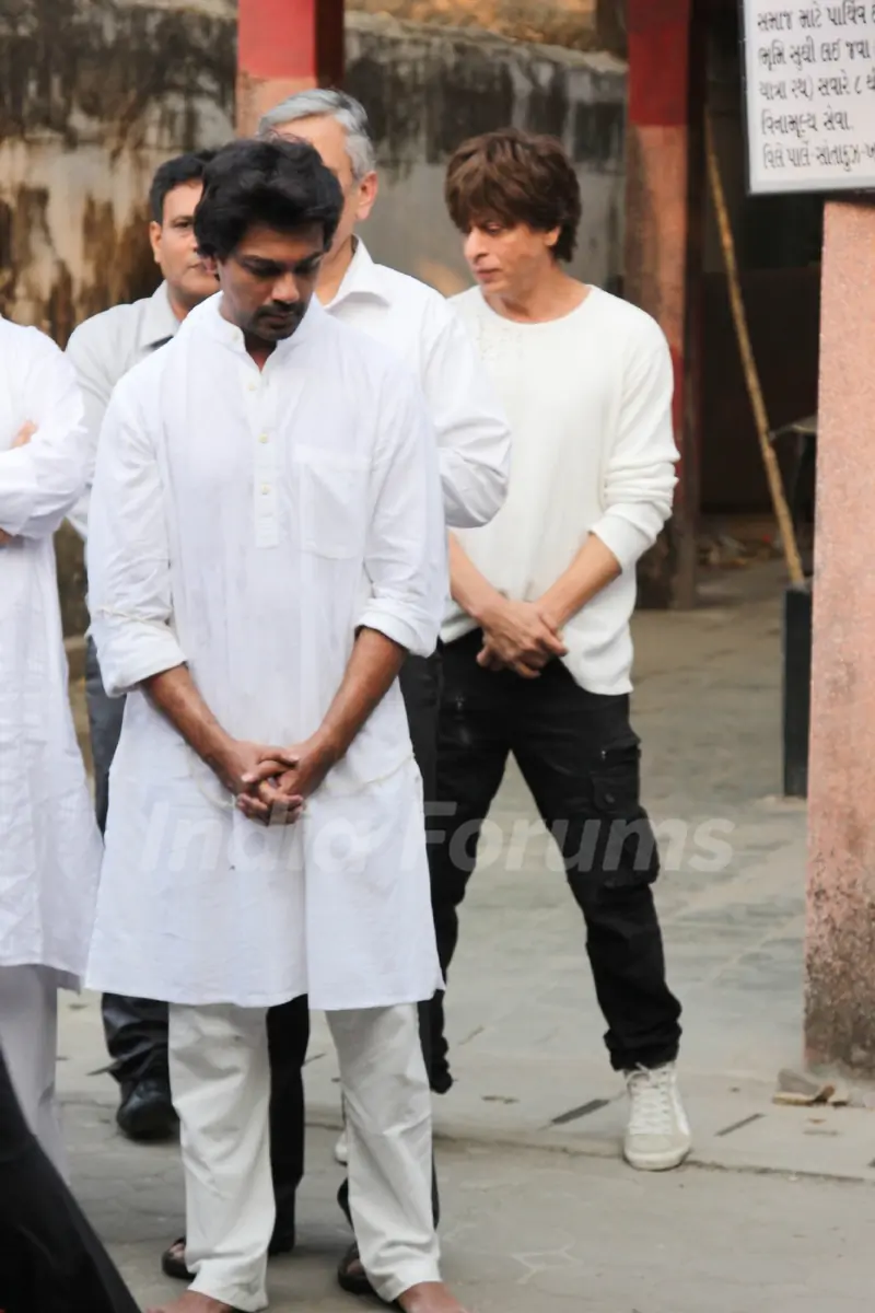 SRK, Abhishek Bachchan at Nikhil Dwivedi's Dad's Funeral