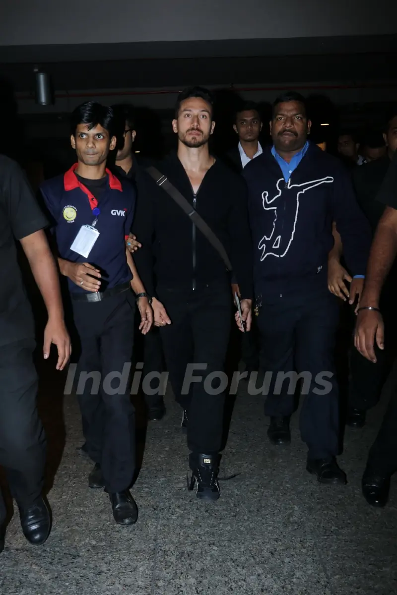 Tiger - Disha, Sidharth and Karisma with family return from holidays