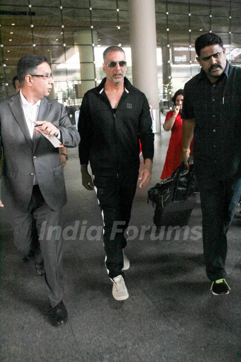 Akshay with family returns from Holidays