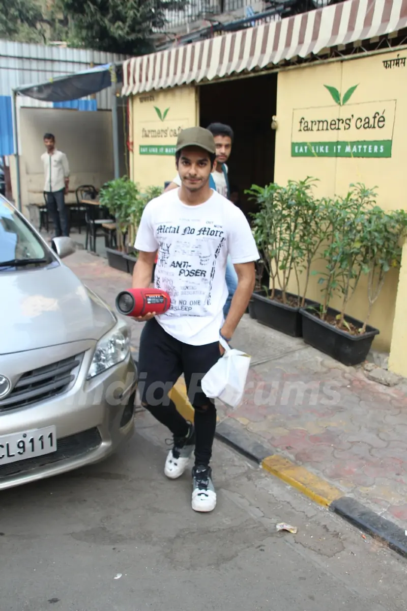 Jhanvi Kapoor - Ishaan Khattar's lunch date