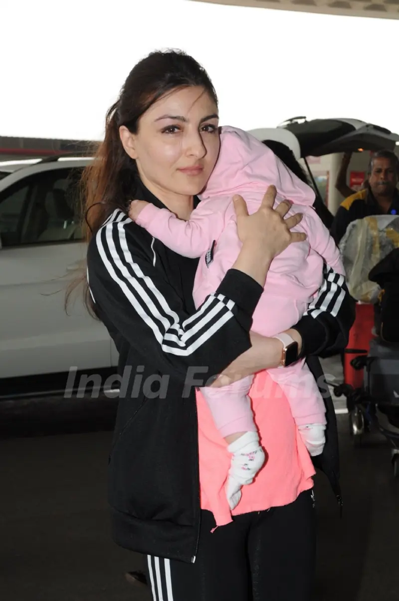 Soha's daughter Inaaya makes her first Airport Apperance