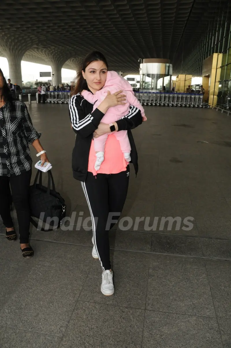 Soha's daughter Inaaya makes her first Airport Apperance