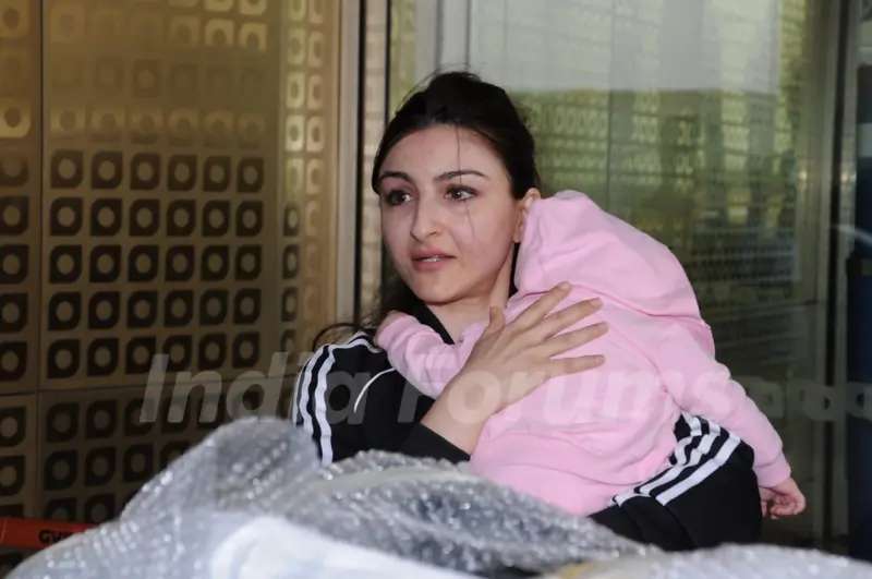 Soha's daughter Inaaya makes her first Airport Apperance
