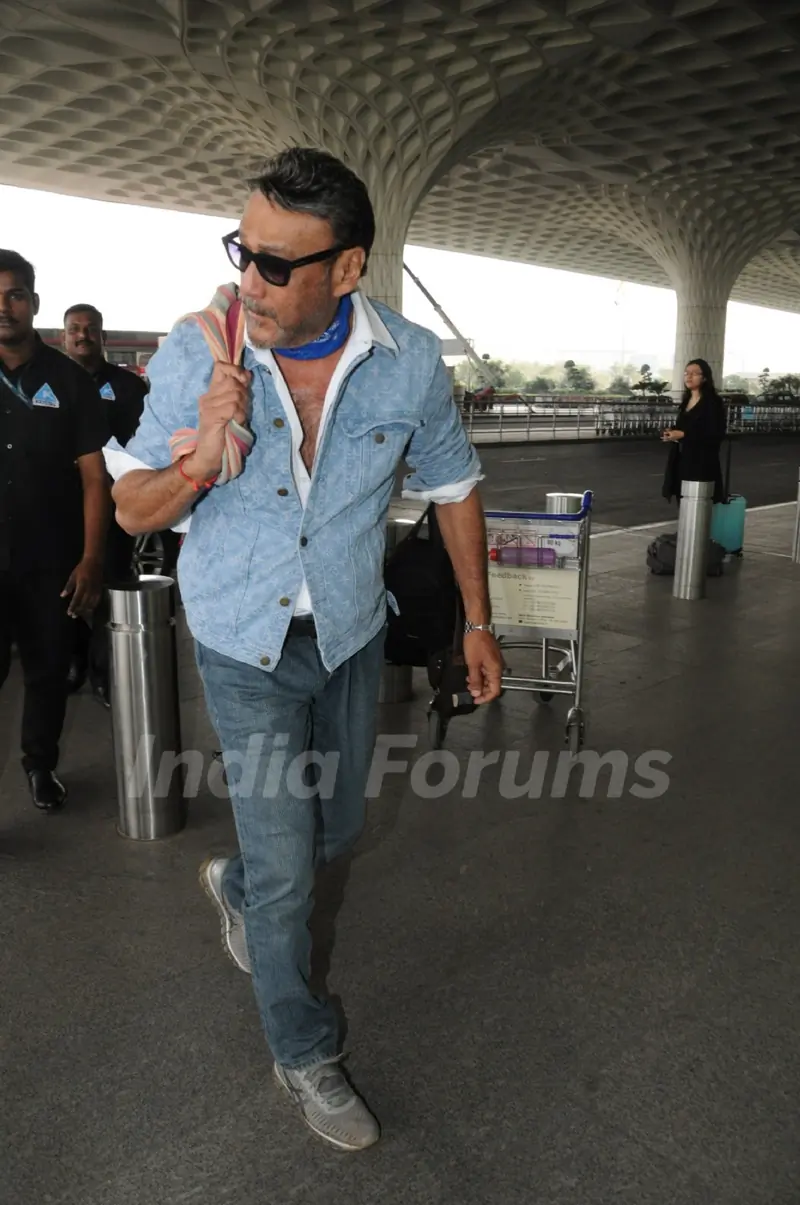 Kareena Kapoor, Kriti Sanon and Jackie Shroff at Airport