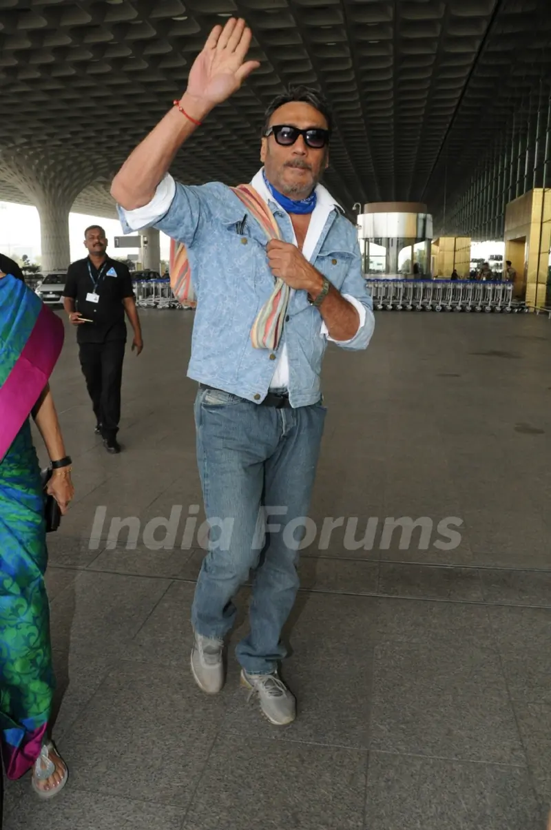 Kareena Kapoor, Kriti Sanon and Jackie Shroff at Airport