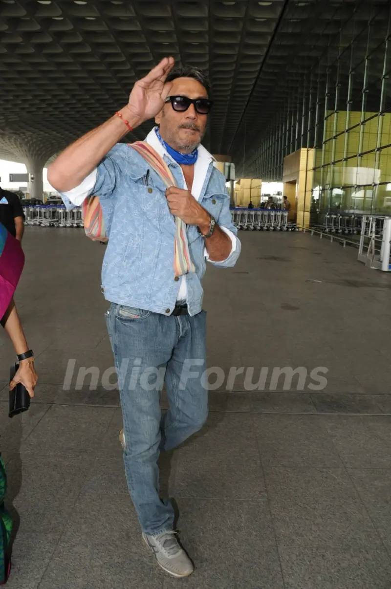 Kareena Kapoor, Kriti Sanon and Jackie Shroff at Airport