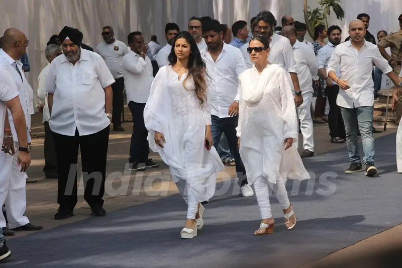 Tanisha Mukherjee with mother Tanuja