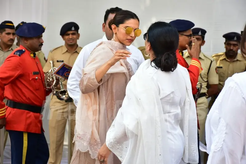 Deepika gives a hug to Tanvi Azmi