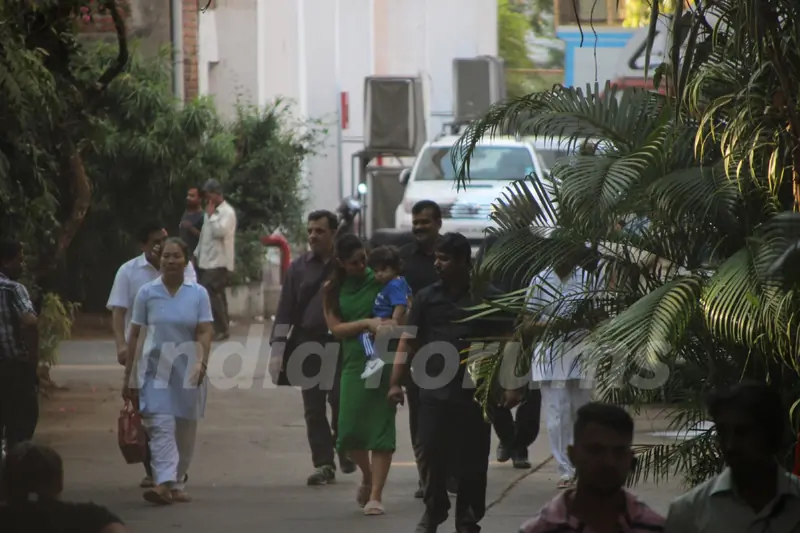 Taimur accompanies mom Kareena Kapoor on her sets