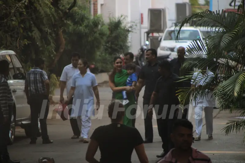 Taimur accompanies mom Kareena Kapoor on her sets