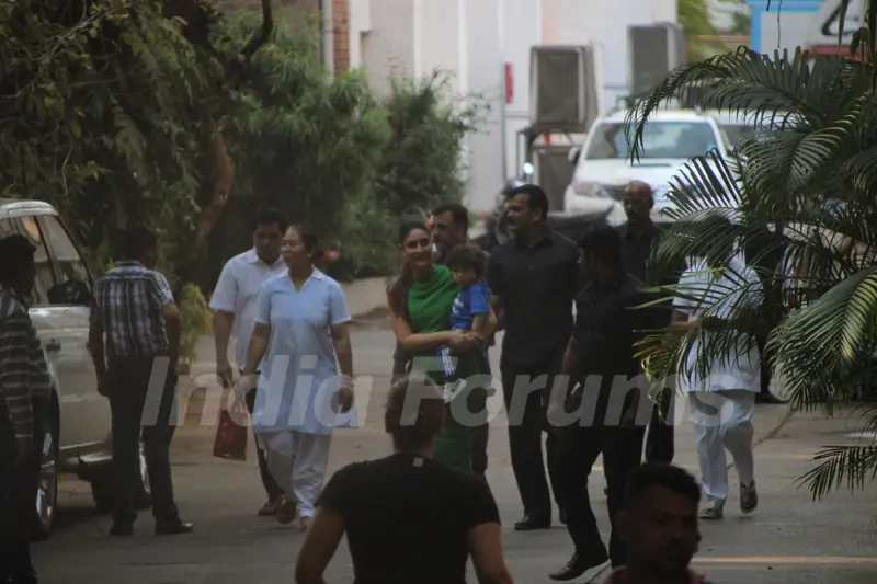 Taimur accompanies mom Kareena Kapoor on her sets