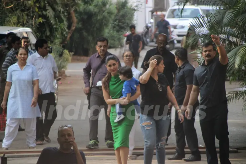 Taimur accompanies mom Kareena Kapoor on her sets
