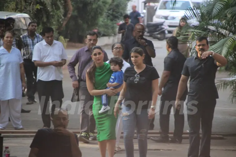 Taimur accompanies mom Kareena Kapoor on her sets