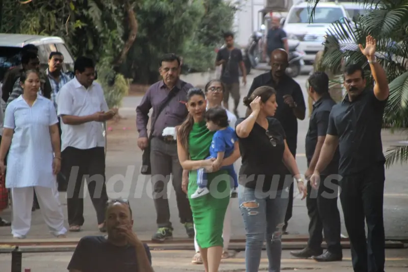 Taimur accompanies mom Kareena Kapoor on her sets