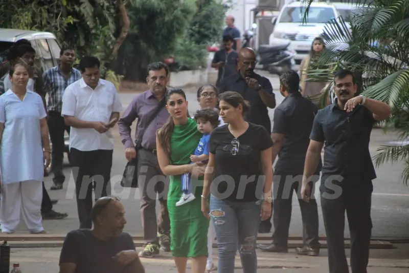 Taimur accompanies mom Kareena Kapoor on her sets