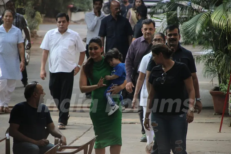 Taimur accompanies mom Kareena Kapoor on her sets