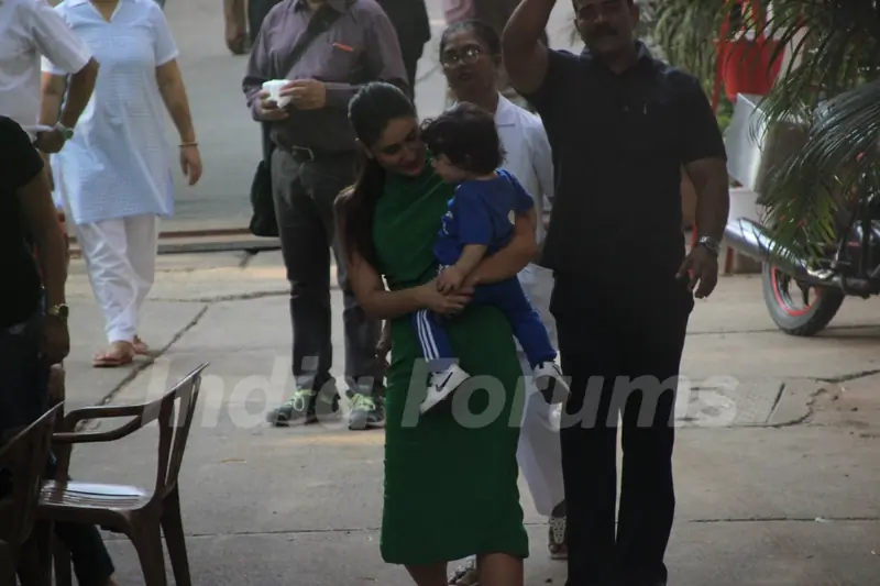 Taimur accompanies mom Kareena Kapoor on her sets
