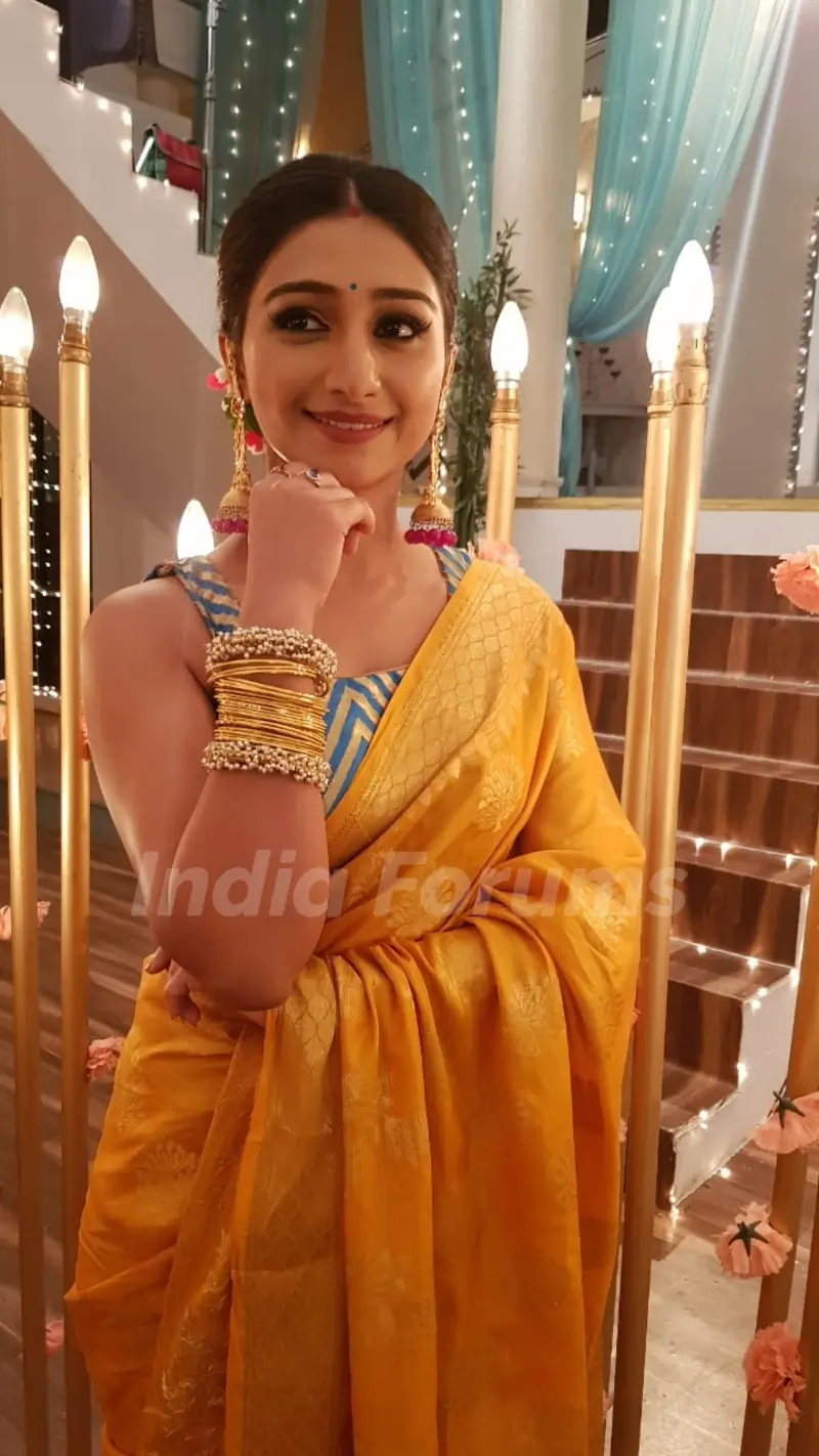 Mohena Singh aka Kirti at Mansi and Anmol Mehndi from Yeh Rishta Kya Kehlata Hai