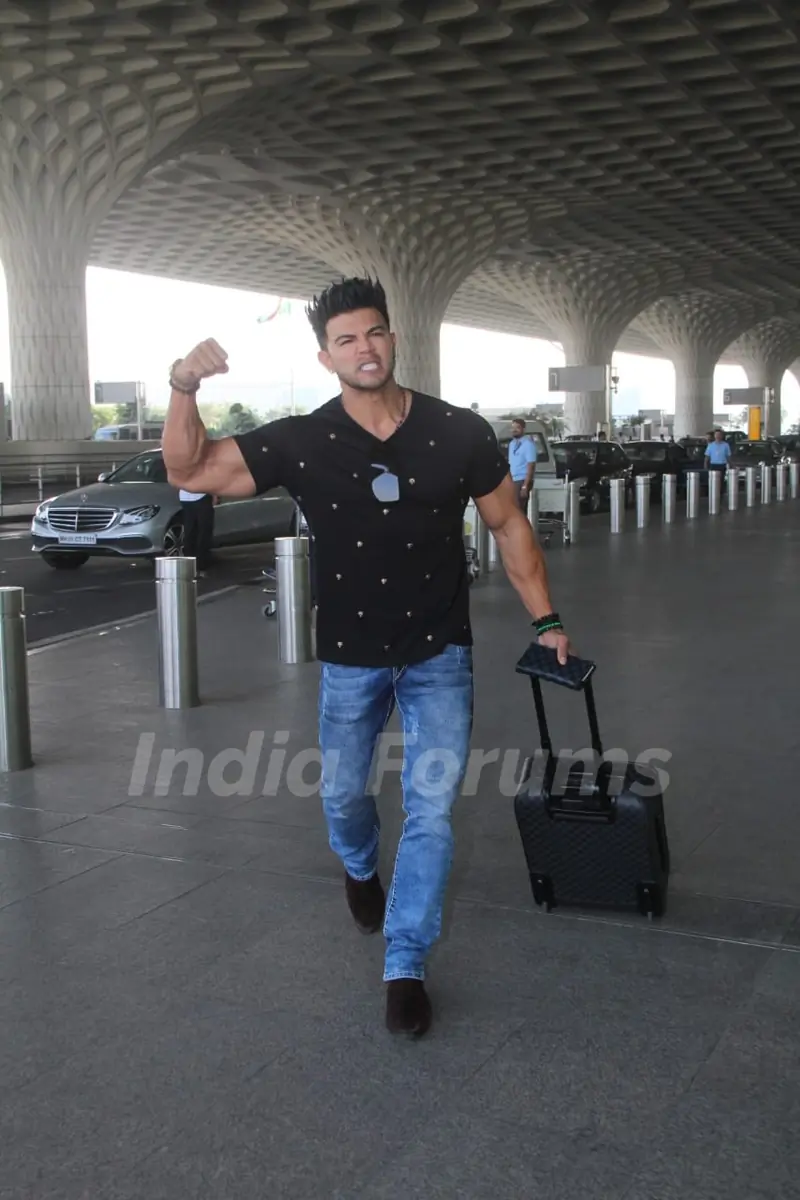 Celebs Snapped at Airport!