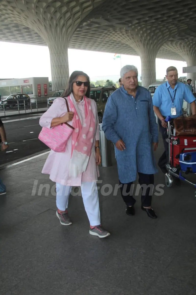 Celebs Snapped at Airport!